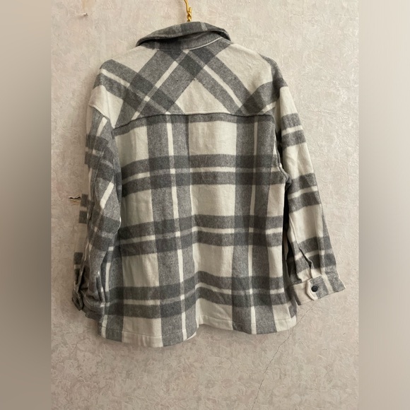 Outdoor collection women's medium gray / white plaid shacket - Picture 5 of 5